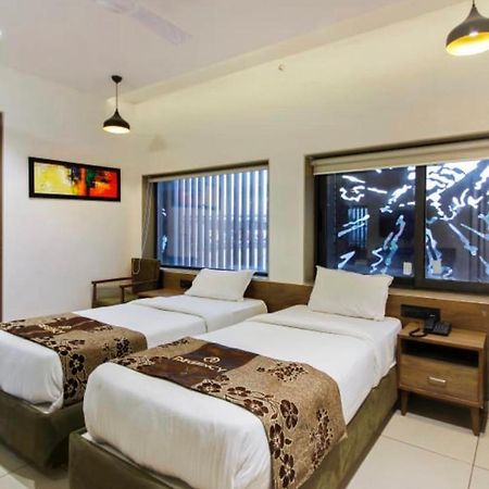 Hotel Regency Surate Extérieur photo