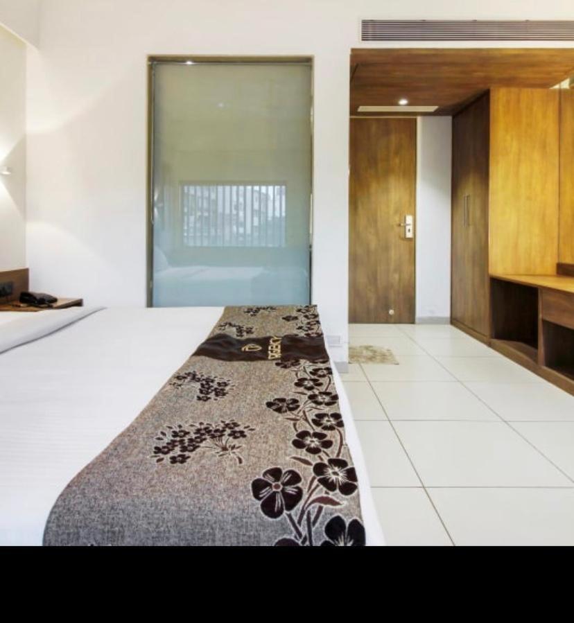 Hotel Regency Surate Extérieur photo