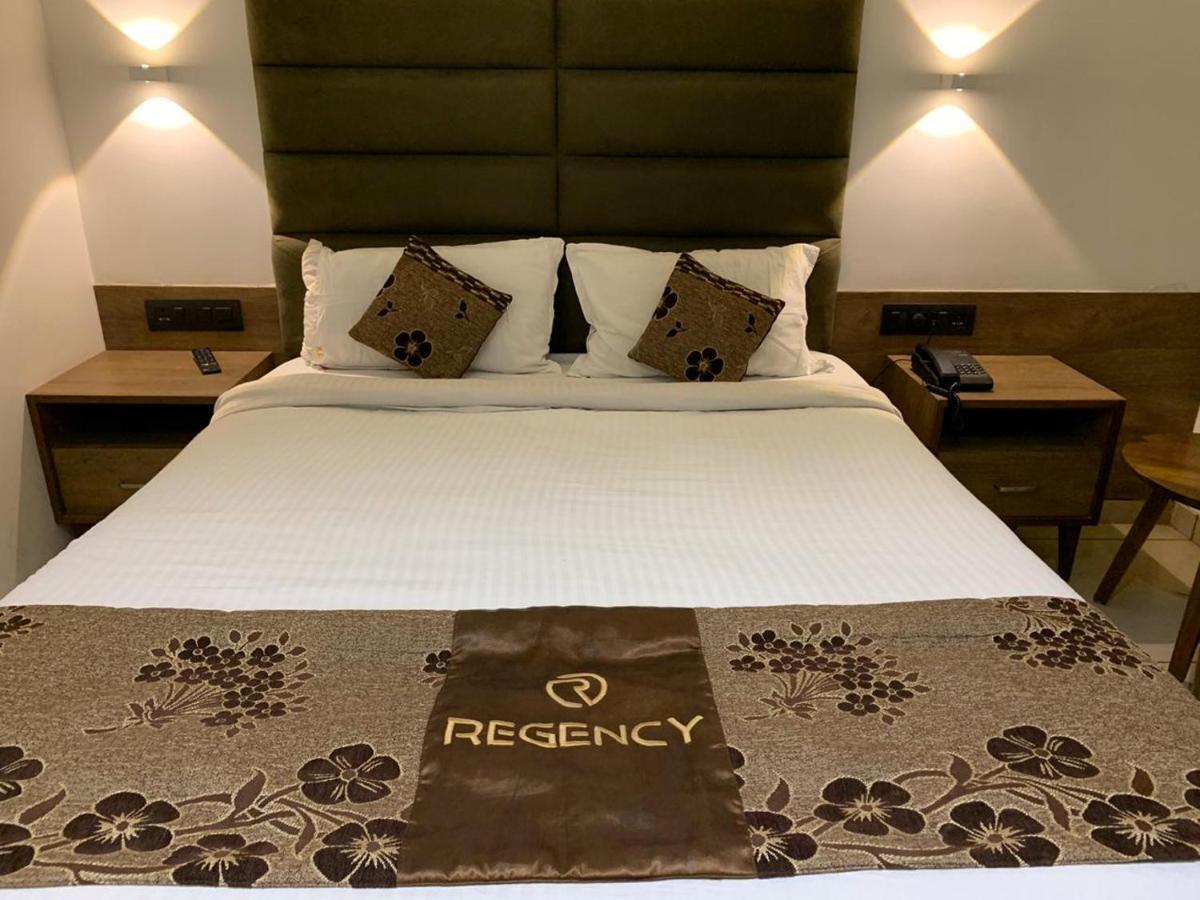 Hotel Regency Surate Extérieur photo