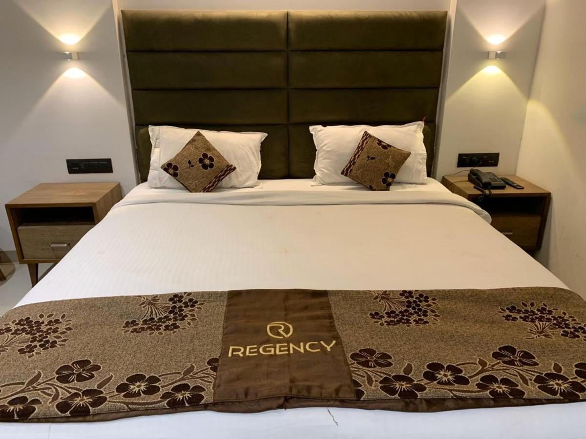 Hotel Regency Surate Extérieur photo