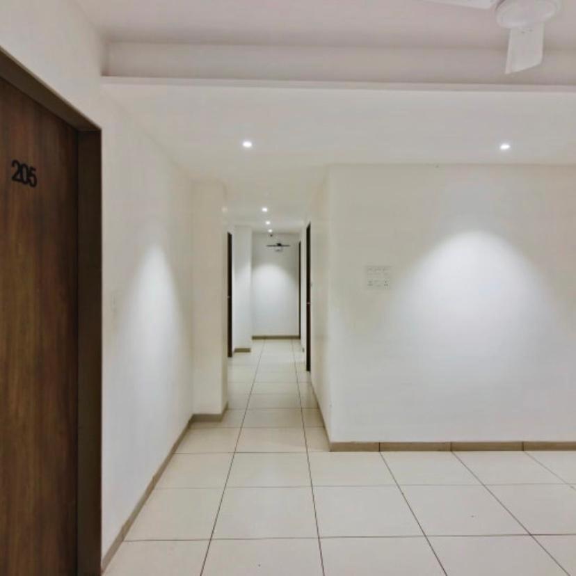 Hotel Regency Surate Extérieur photo