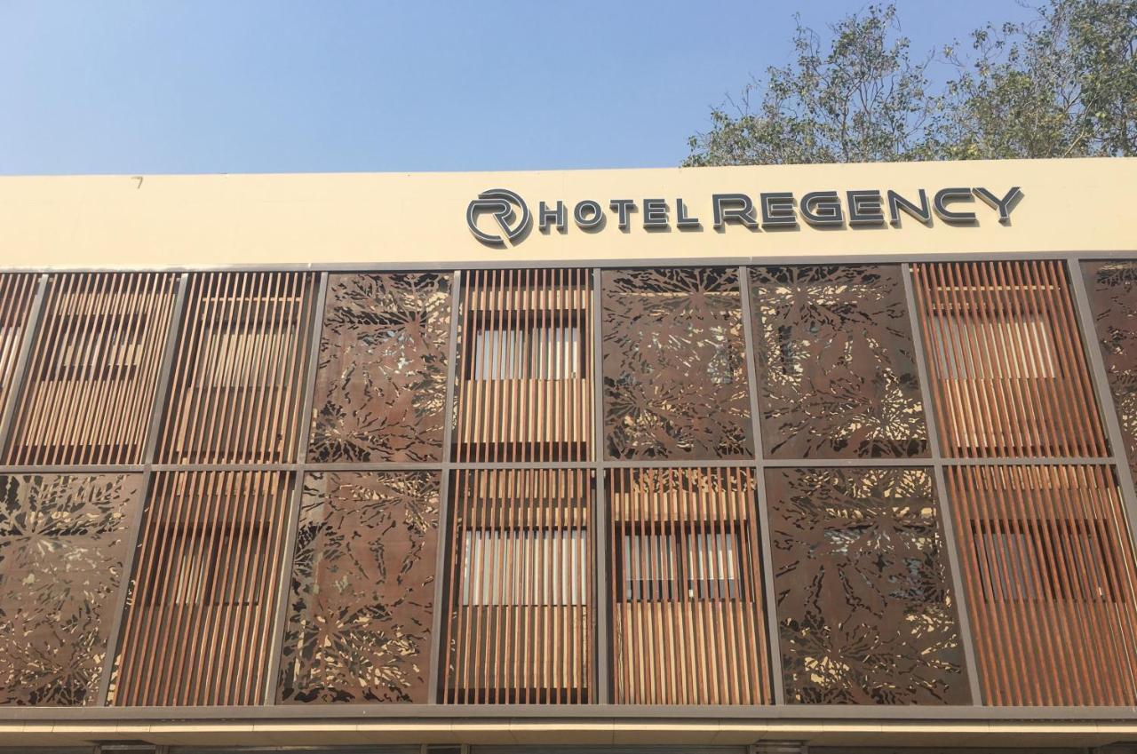 Hotel Regency Surate Extérieur photo