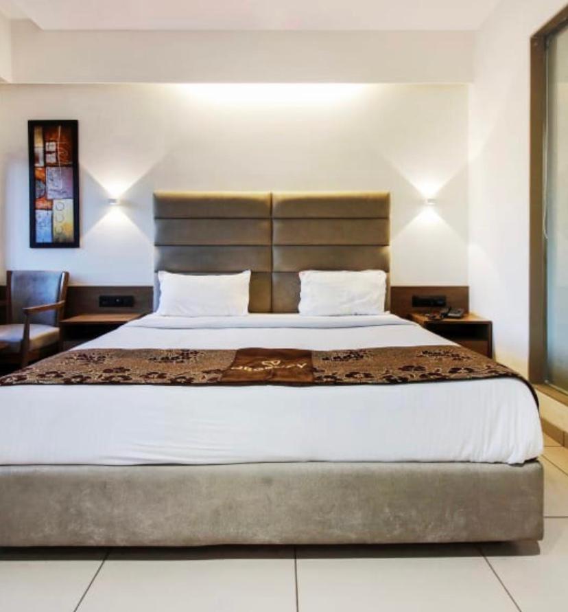 Hotel Regency Surate Extérieur photo