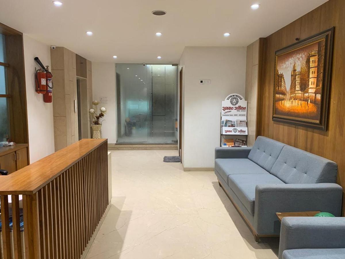 Hotel Regency Surate Extérieur photo