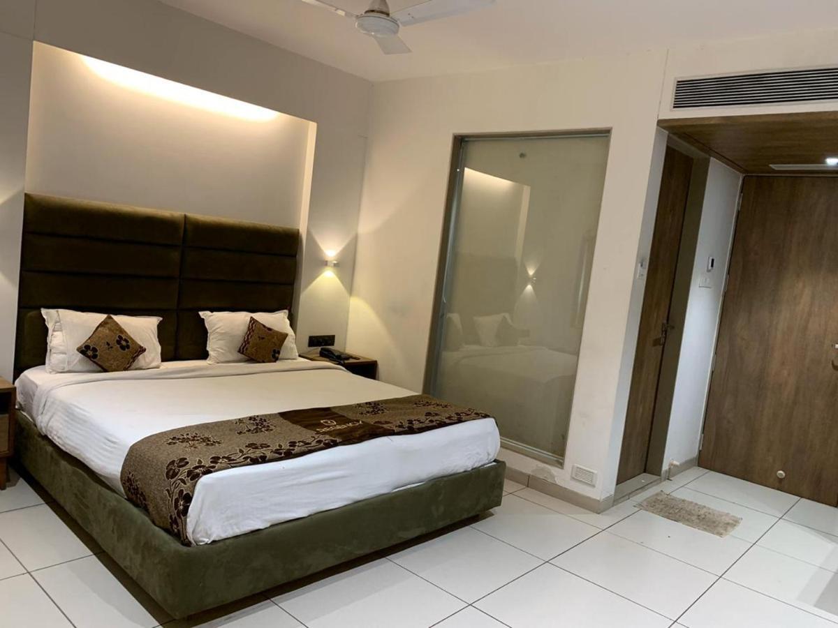 Hotel Regency Surate Extérieur photo