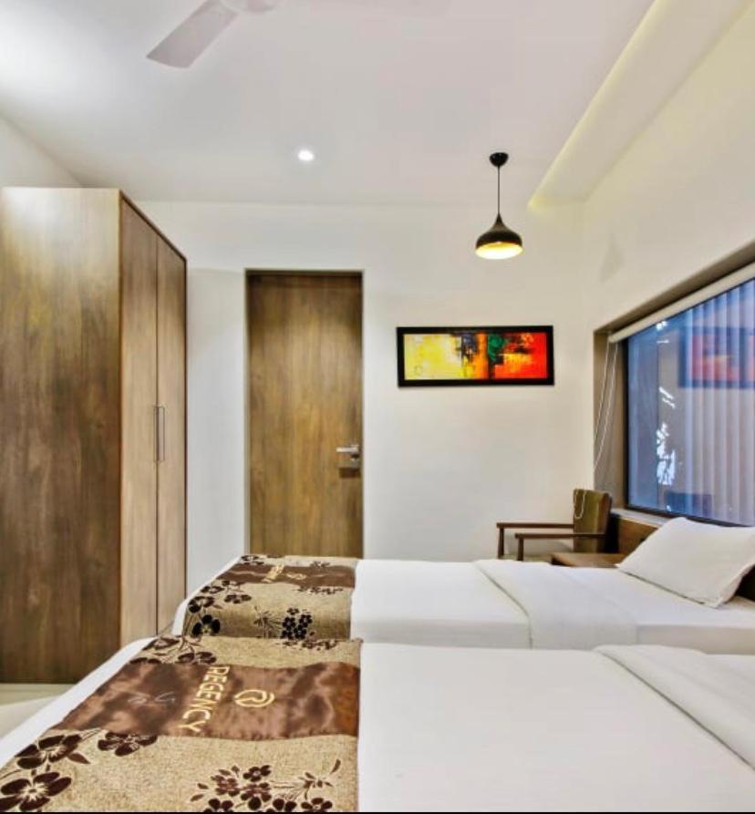 Hotel Regency Surate Extérieur photo