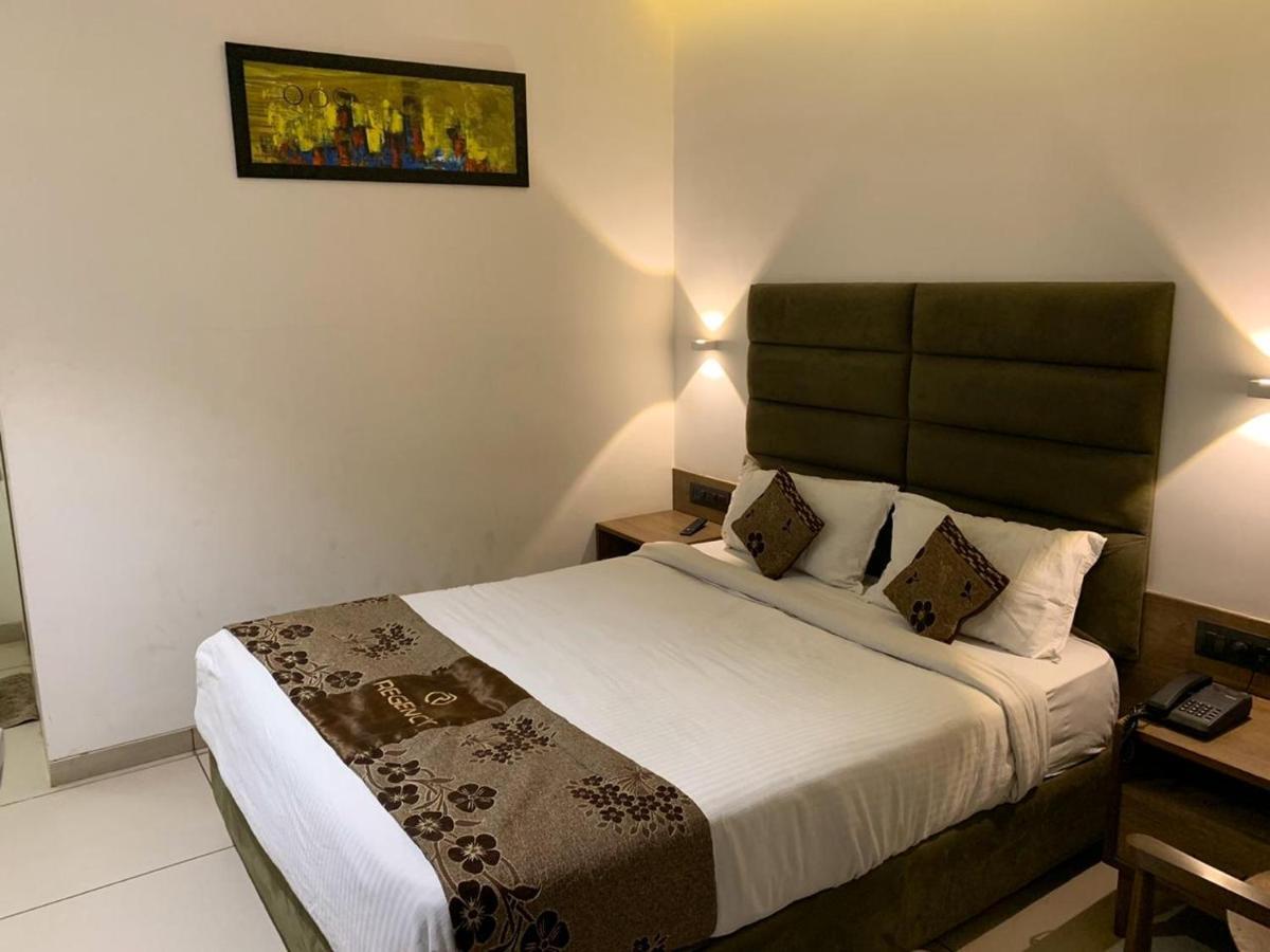 Hotel Regency Surate Extérieur photo