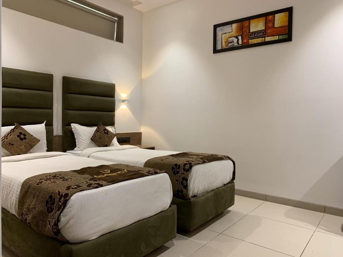 Hotel Regency Surate Extérieur photo