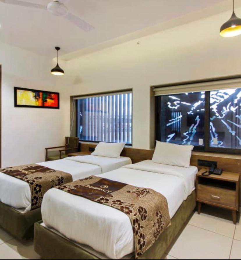 Hotel Regency Surate Extérieur photo