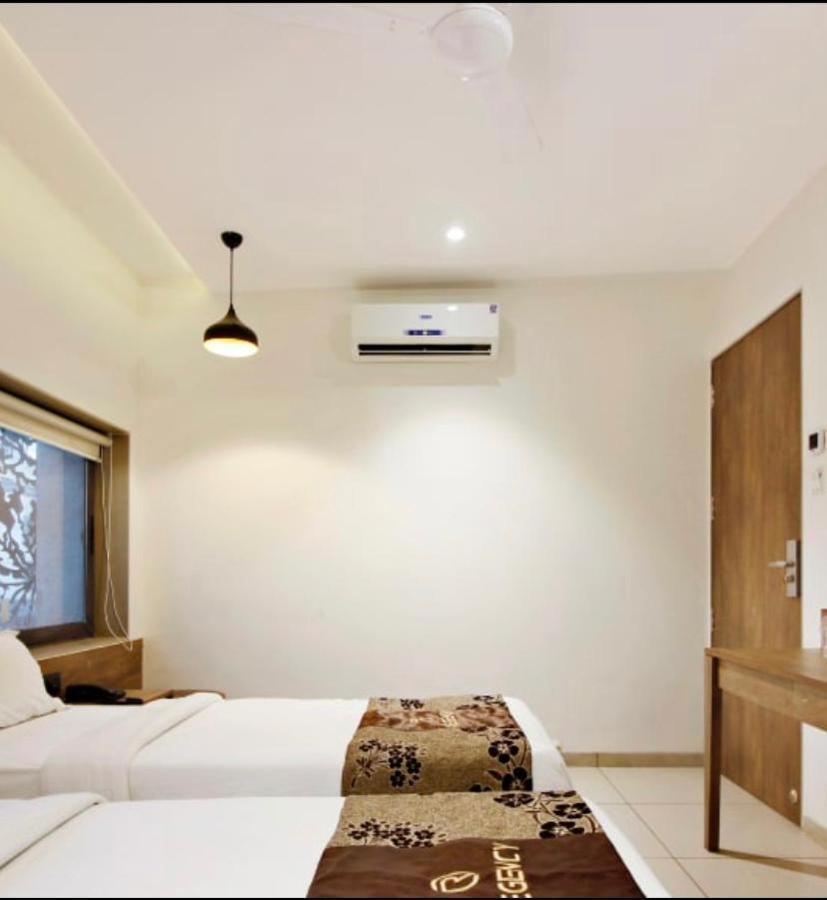 Hotel Regency Surate Extérieur photo