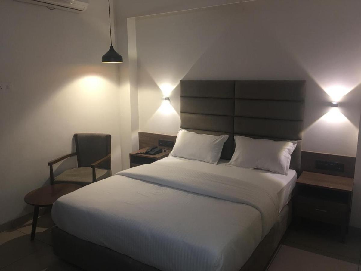 Hotel Regency Surate Extérieur photo