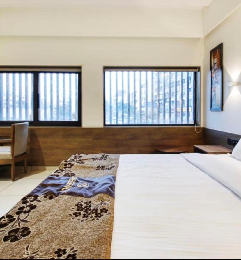 Hotel Regency Surate Extérieur photo